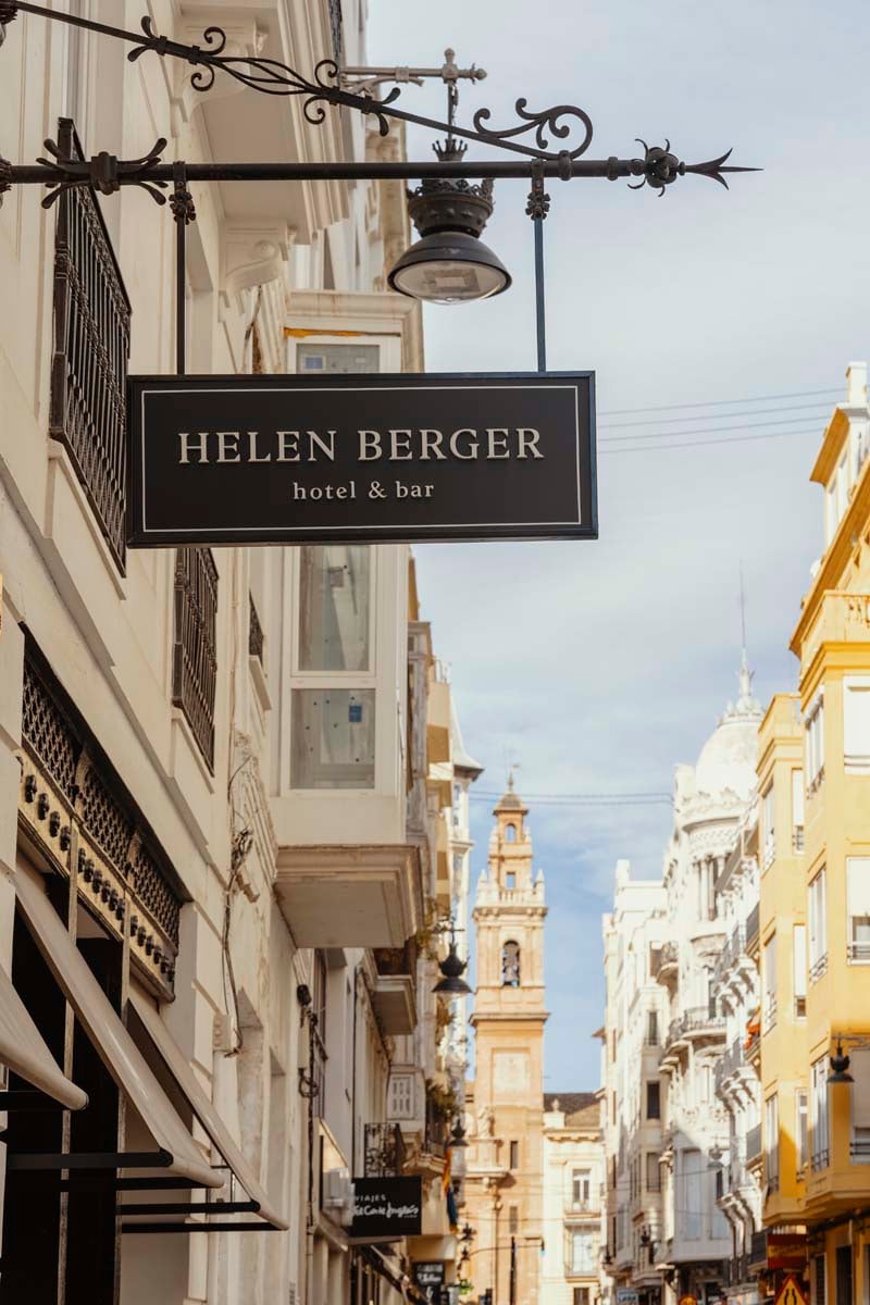 Imagen de un cartel en la calle con el nombre Helen Berger